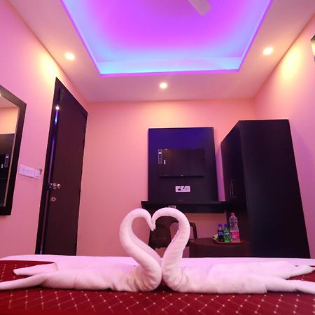 Suites Admiral Delhi Airport Нью-Дели Экстерьер фото