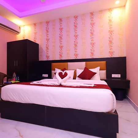 Suites Admiral Delhi Airport Нью-Дели Экстерьер фото