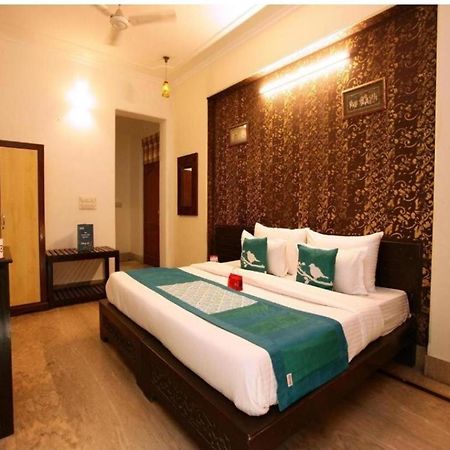Suites Admiral Delhi Airport Нью-Дели Экстерьер фото