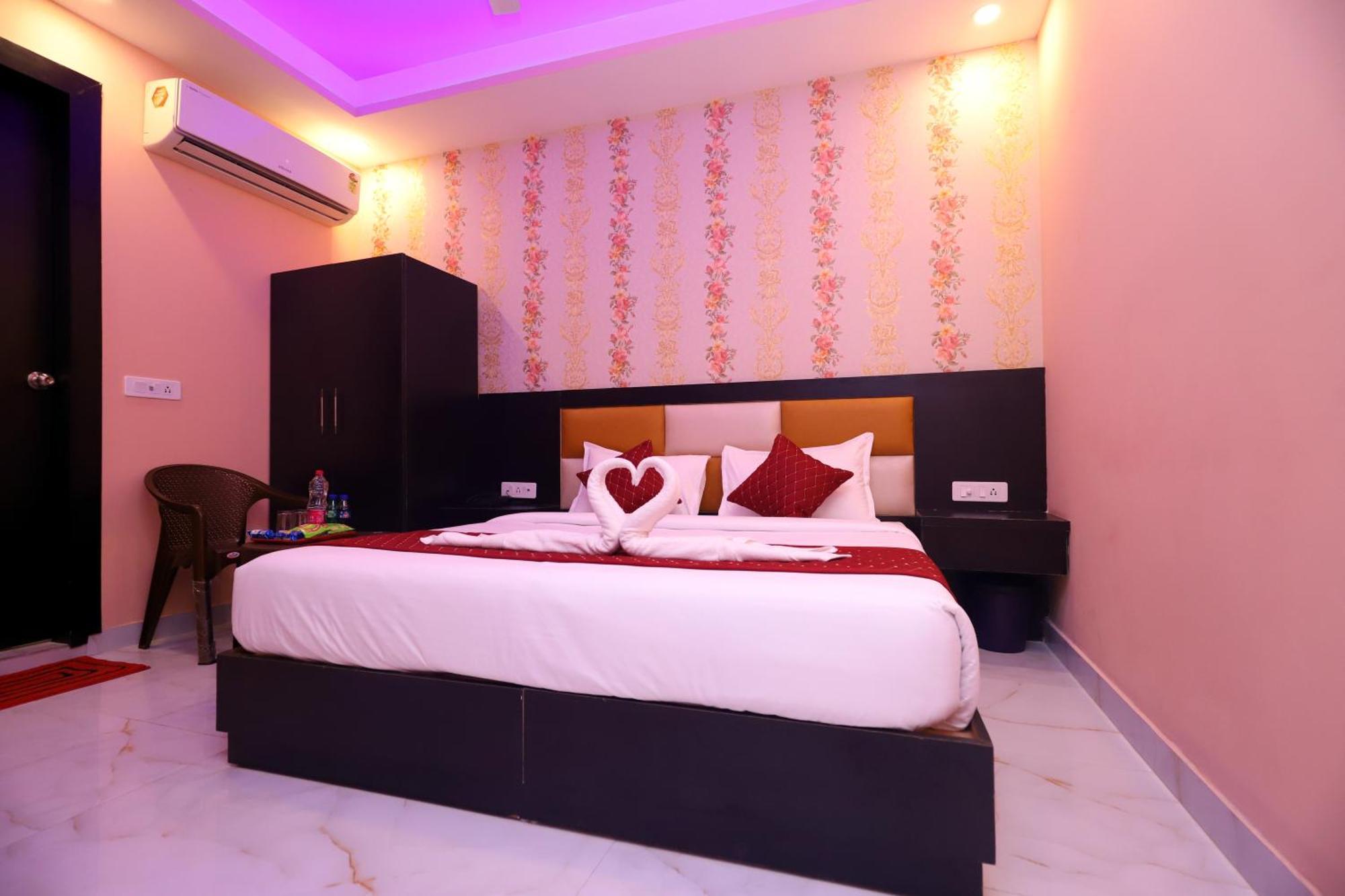 Suites Admiral Delhi Airport Нью-Дели Экстерьер фото