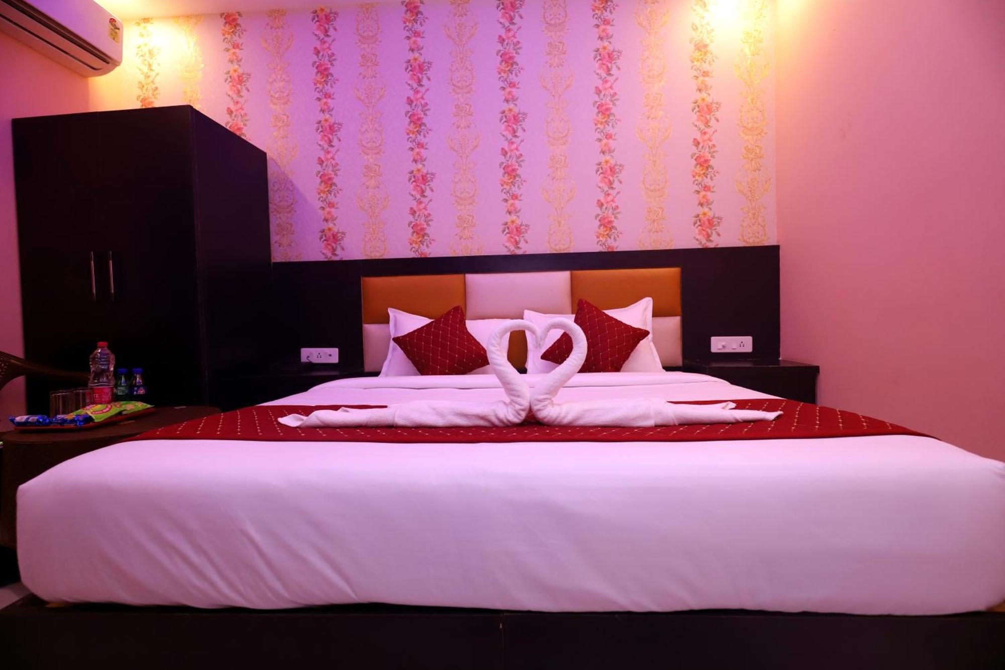 Suites Admiral Delhi Airport Нью-Дели Экстерьер фото