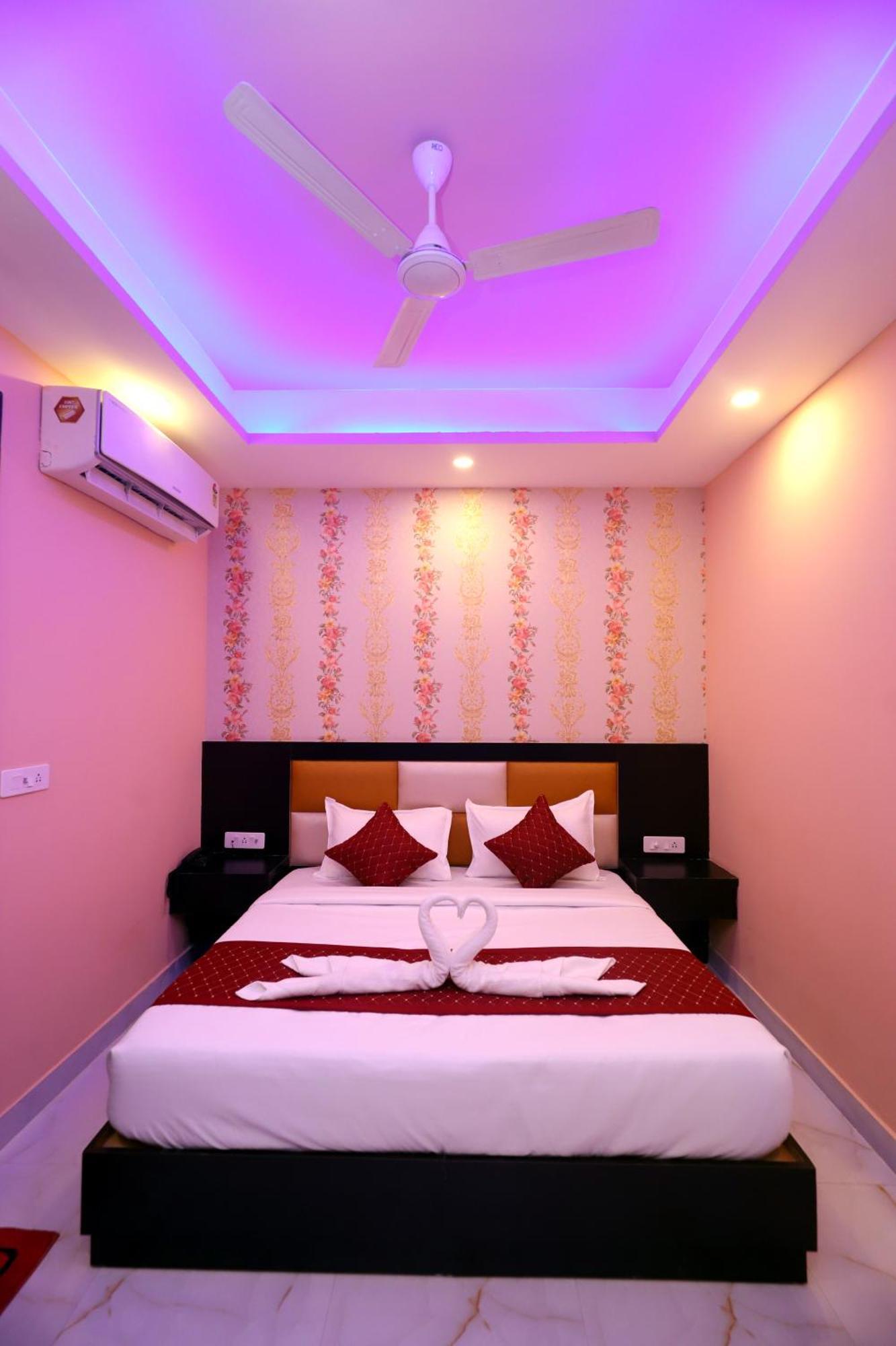 Suites Admiral Delhi Airport Нью-Дели Экстерьер фото