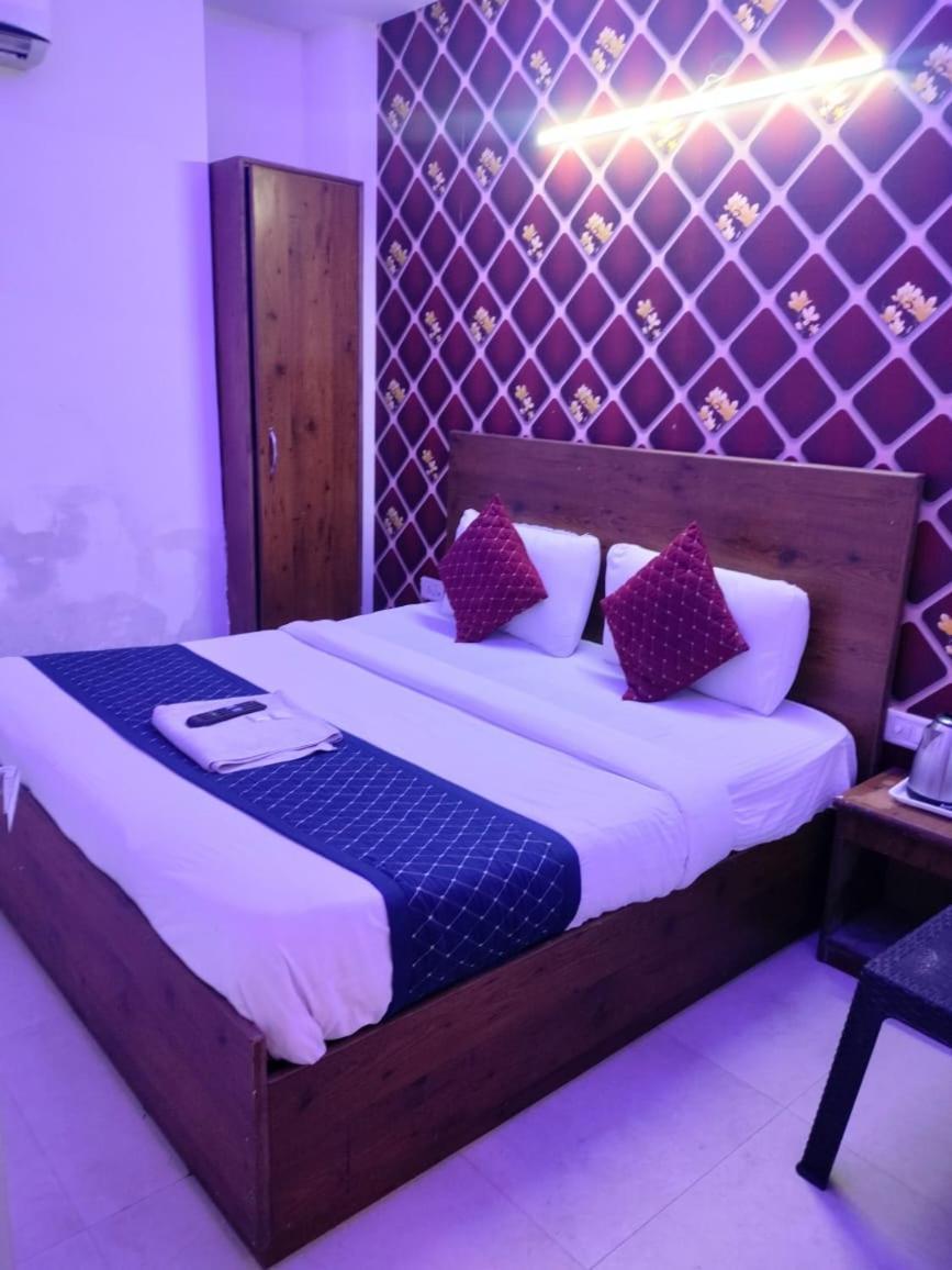Suites Admiral Delhi Airport Нью-Дели Экстерьер фото