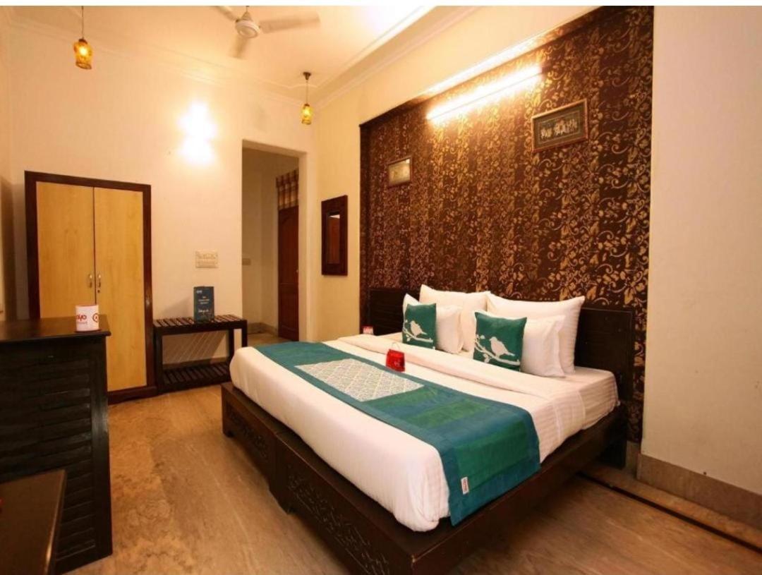 Suites Admiral Delhi Airport Нью-Дели Экстерьер фото