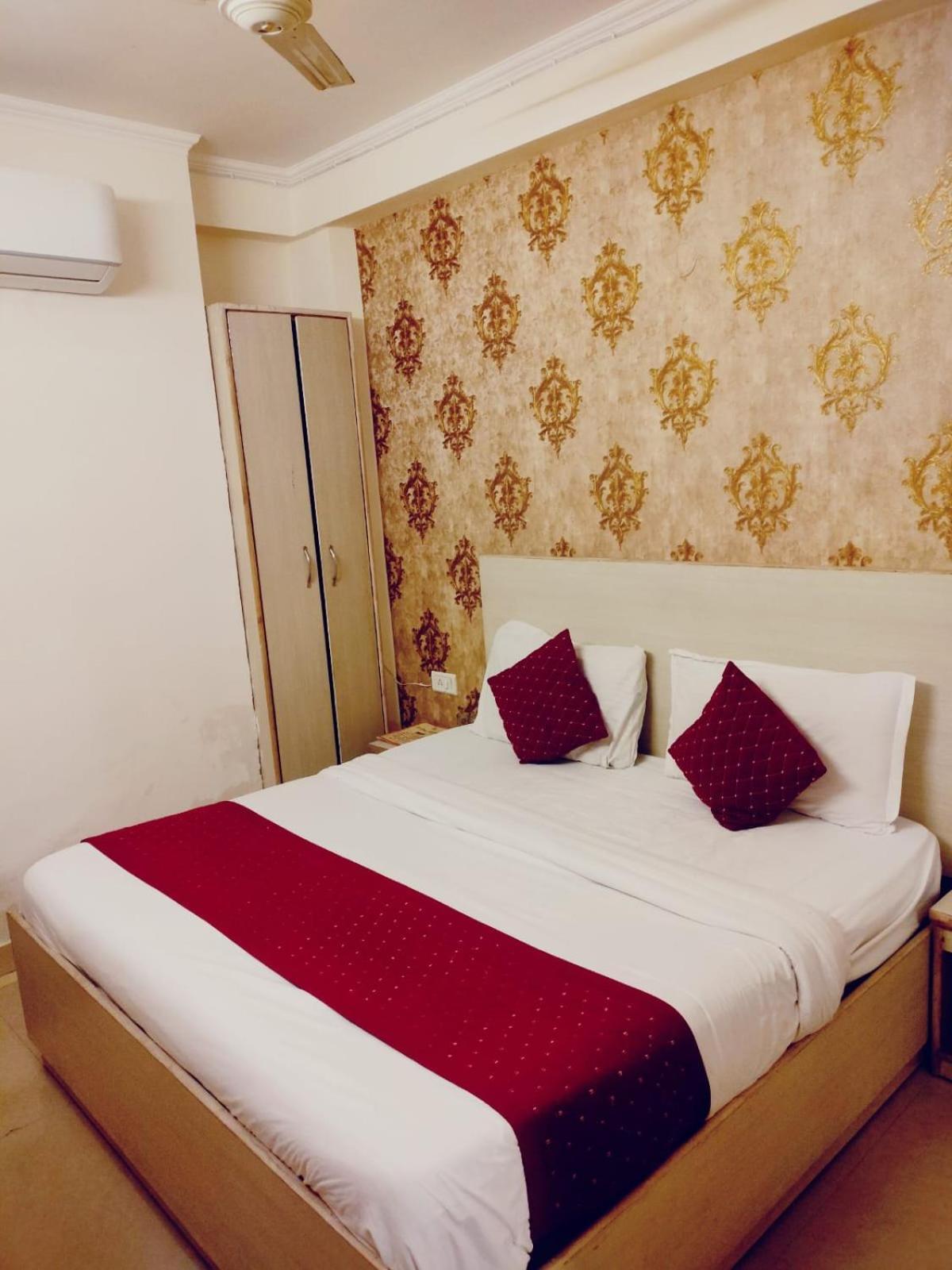 Suites Admiral Delhi Airport Нью-Дели Экстерьер фото