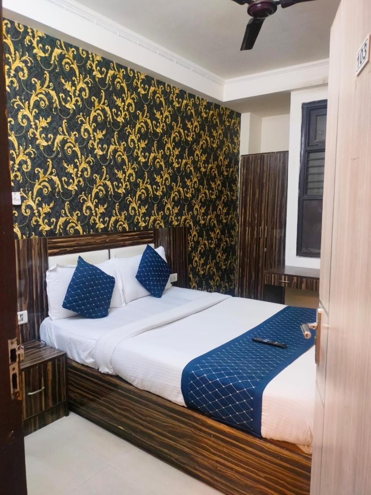 Suites Admiral Delhi Airport Нью-Дели Экстерьер фото