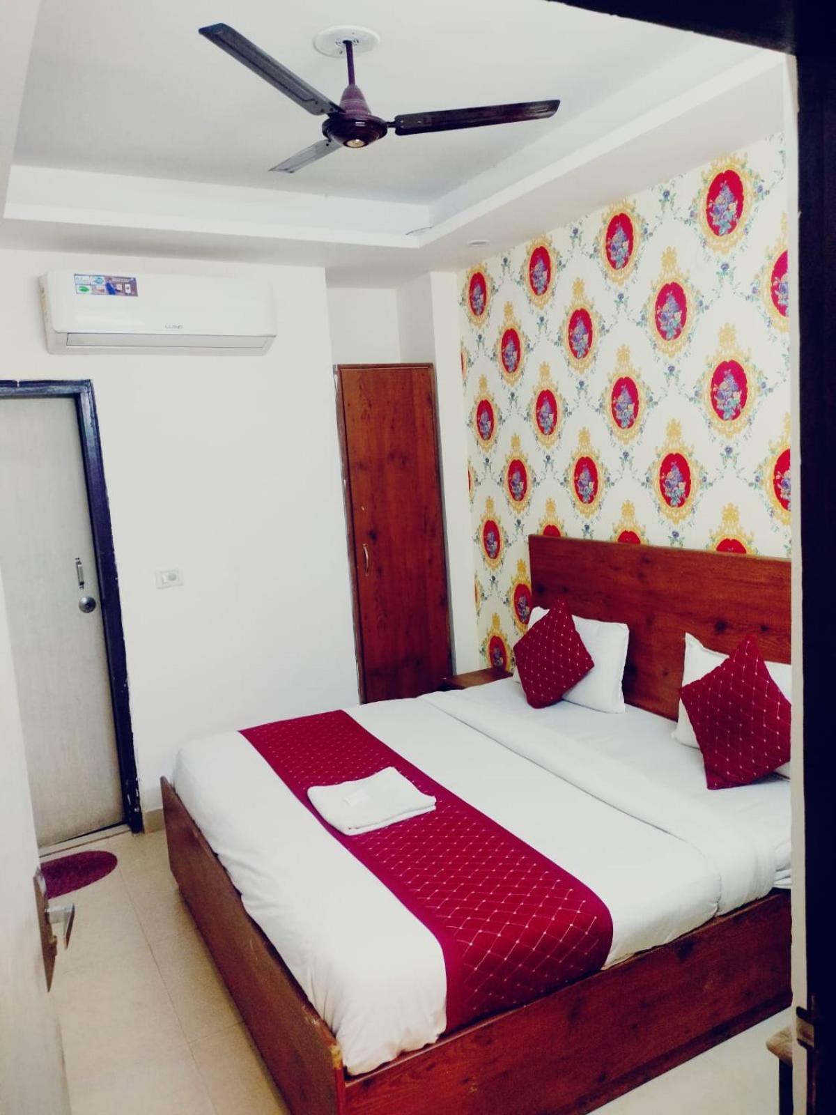 Suites Admiral Delhi Airport Нью-Дели Экстерьер фото