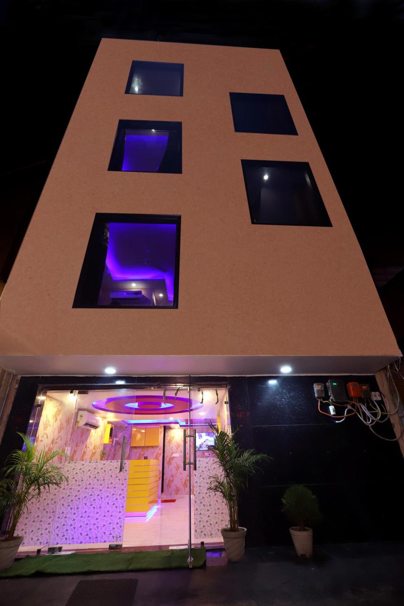 Suites Admiral Delhi Airport Нью-Дели Экстерьер фото