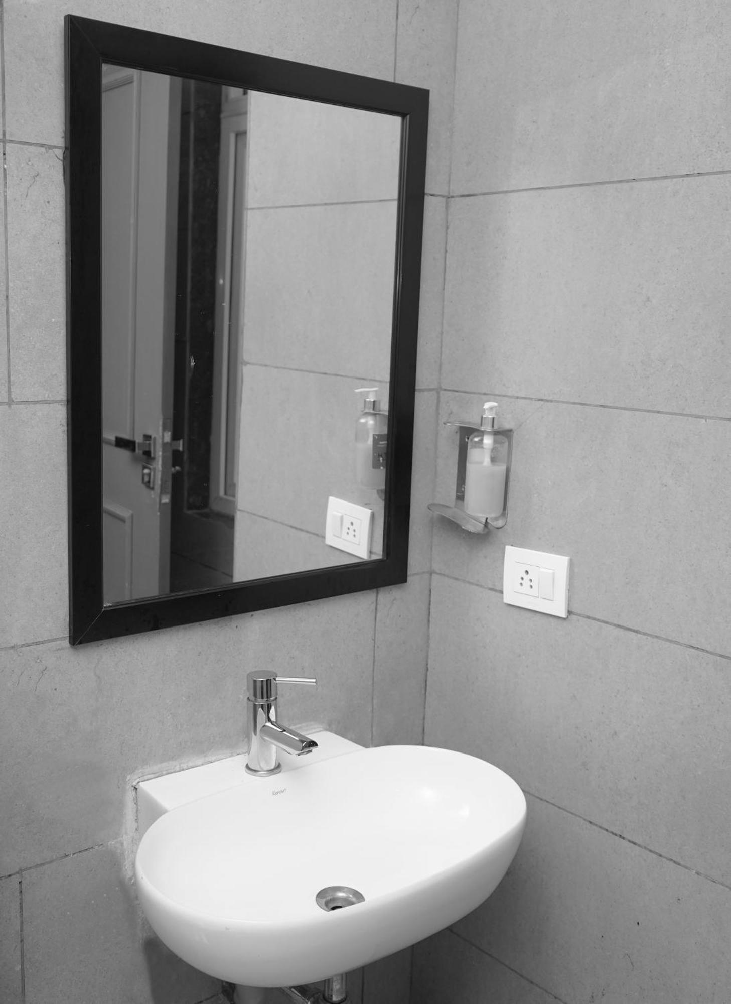 Suites Admiral Delhi Airport Нью-Дели Экстерьер фото