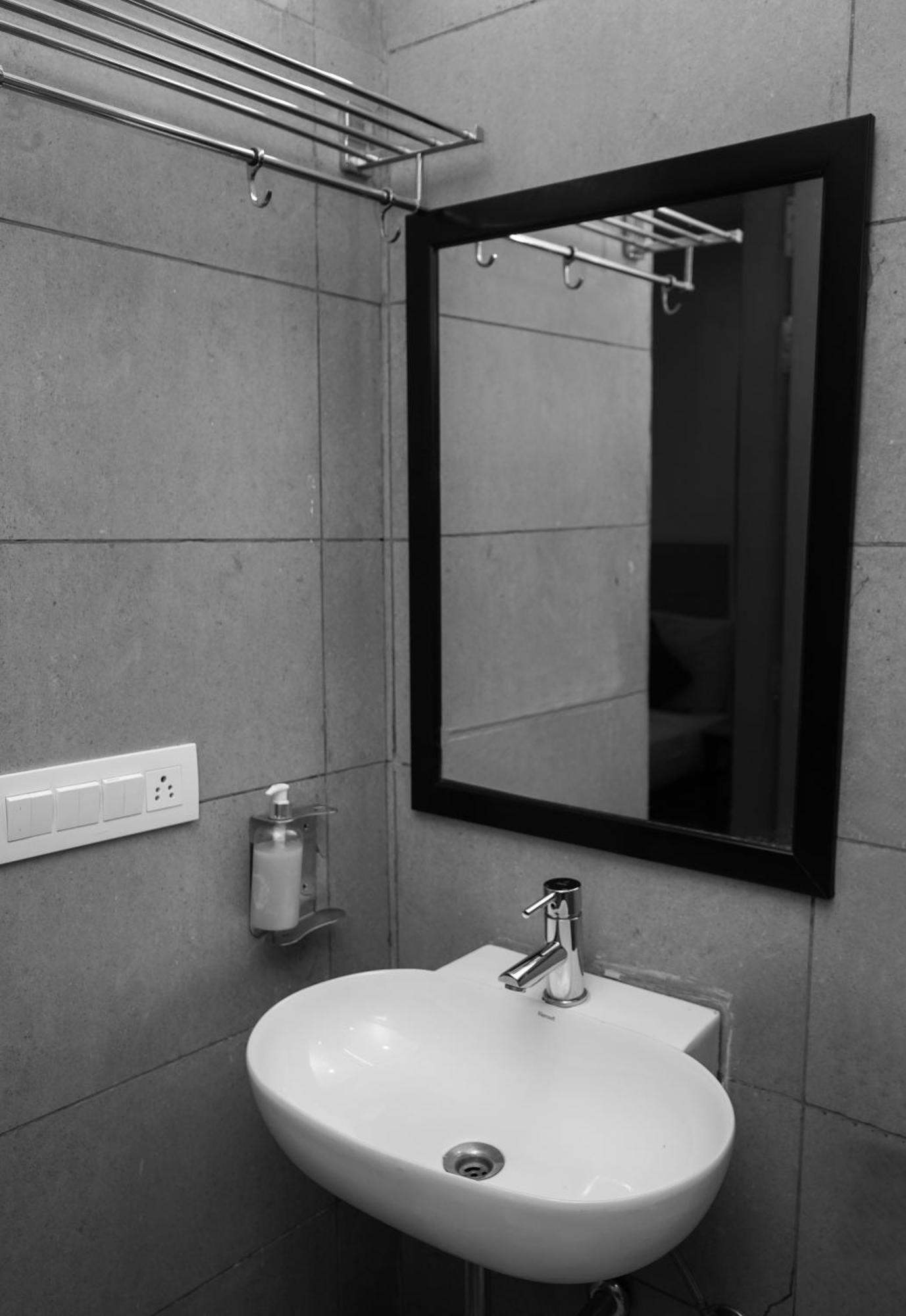 Suites Admiral Delhi Airport Нью-Дели Экстерьер фото